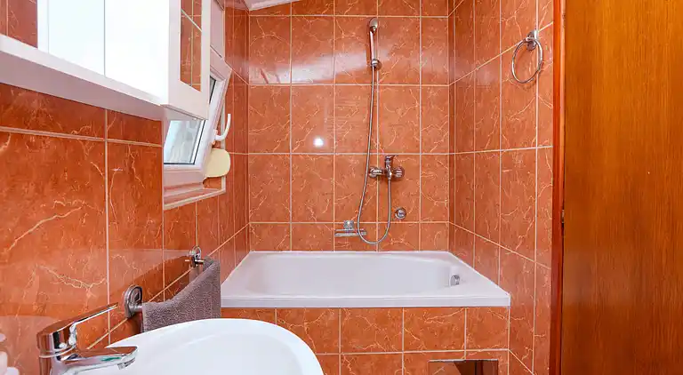 2-Zimmer-Ferienwohnung am Strand Brodarica (Sibenik)