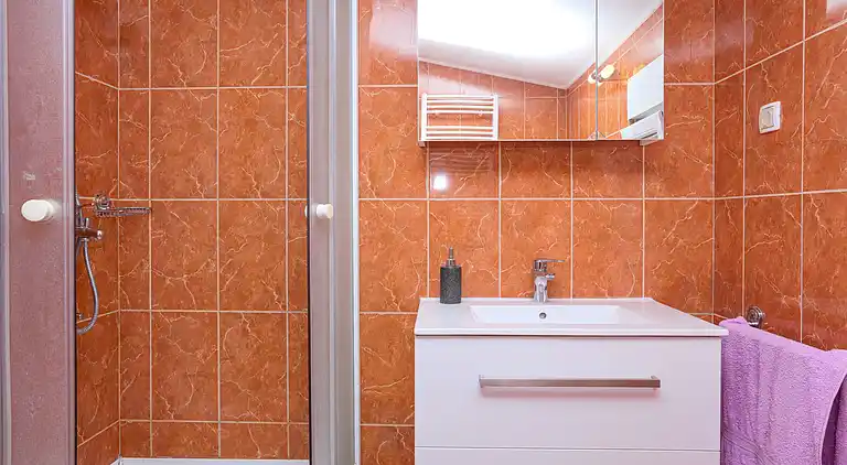 2-Zimmer-Ferienwohnung am Strand Brodarica (Sibenik)