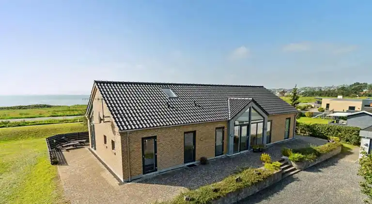 Skønt og lyst sommerhus med havudsigt