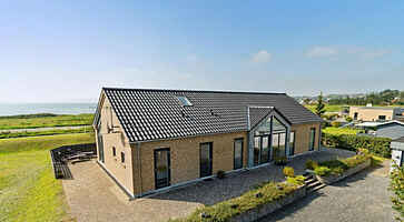 Ljust och trevligt fritidshus med havsutsikt