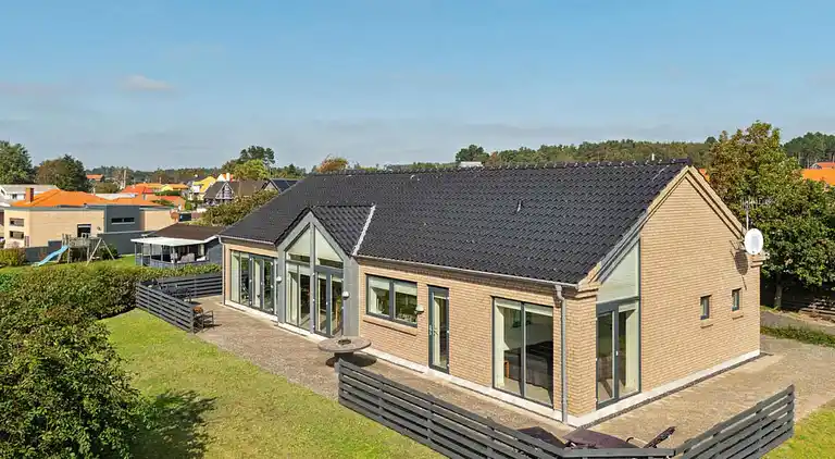 Skønt og lyst sommerhus med havudsigt