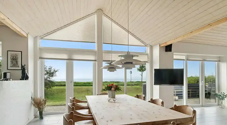 Skønt og lyst sommerhus med havudsigt