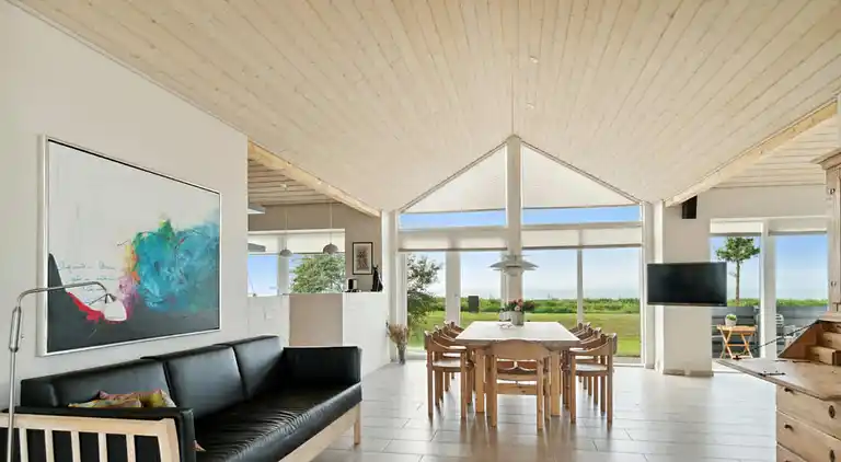 Skønt og lyst sommerhus med havudsigt
