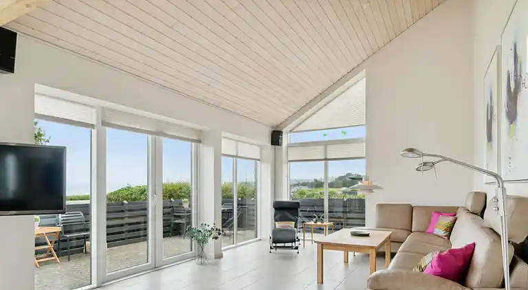 Skønt og lyst sommerhus med havudsigt