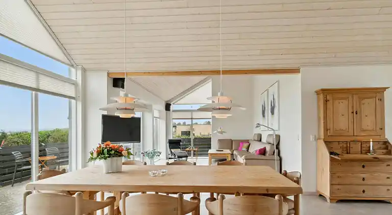 Skønt og lyst sommerhus med havudsigt