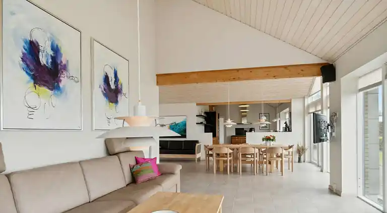 Skønt og lyst sommerhus med havudsigt