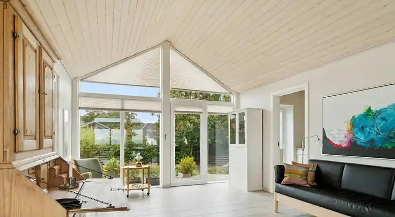 Skønt og lyst sommerhus med havudsigt