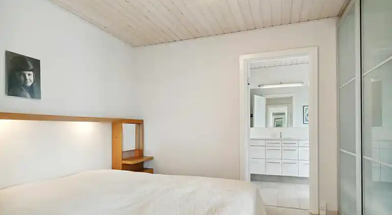 Skønt og lyst sommerhus med havudsigt