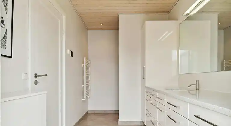 Skønt og lyst sommerhus med havudsigt