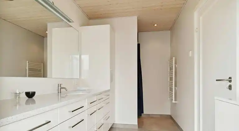 Skønt og lyst sommerhus med havudsigt