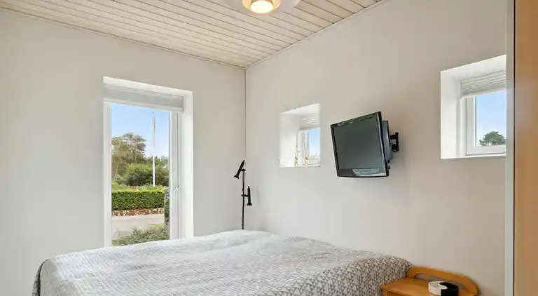 Skønt og lyst sommerhus med havudsigt