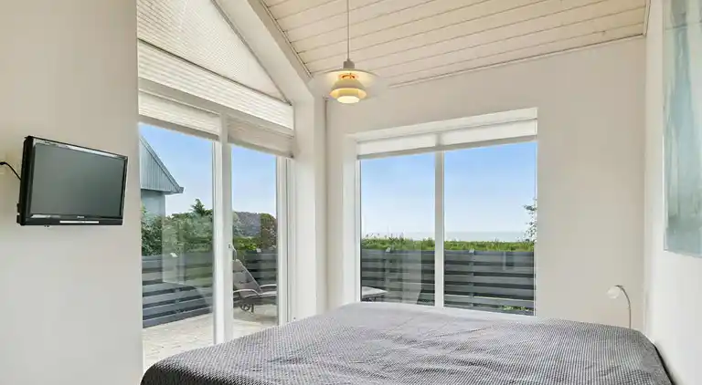 Skønt og lyst sommerhus med havudsigt