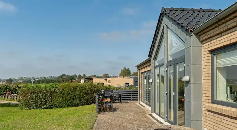 Skønt og lyst sommerhus med havudsigt