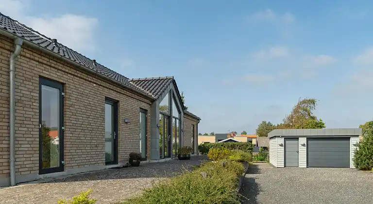 Skønt og lyst sommerhus med havudsigt