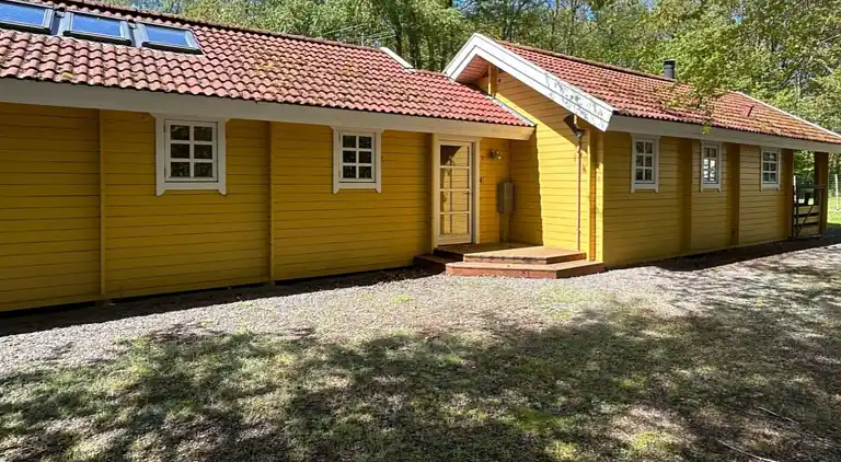 Hyggeligt og moderne sommerhus midt i skoven