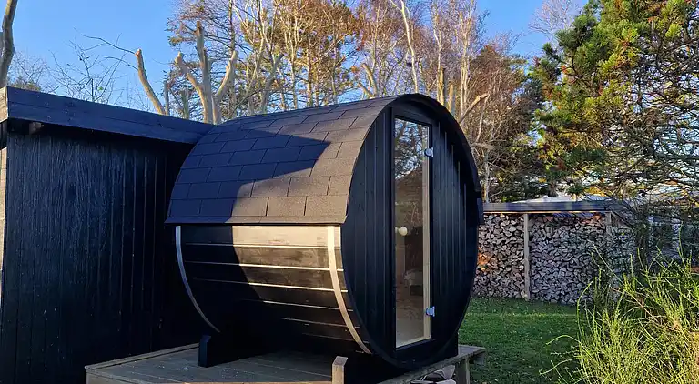 Nyrenoveret feriehus m. havudsigt, 50m fra strand