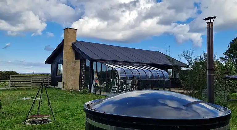 Nyrenoveret feriehus m. havudsigt, 50m fra strand