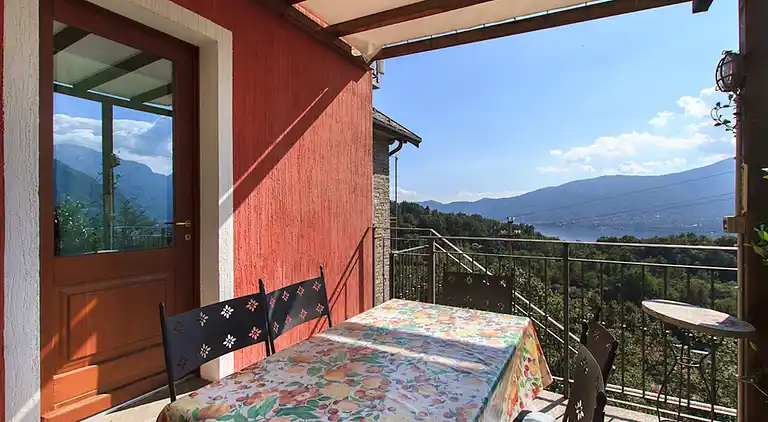 Hanglage mit Blick auf den Lago Maggiore