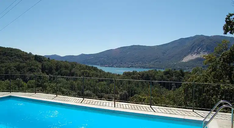 Hanglage mit Blick auf den Lago Maggiore