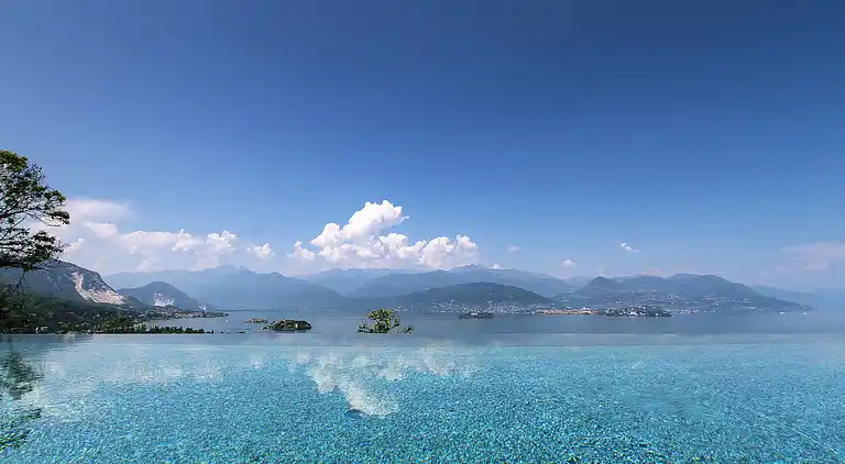 Moderne Oase mit Blick auf den Lago Maggiore