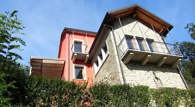Hanglage mit Blick auf den Lago Maggiore
