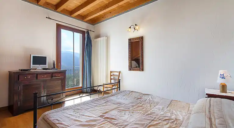 Hanglage mit Blick auf den Lago Maggiore