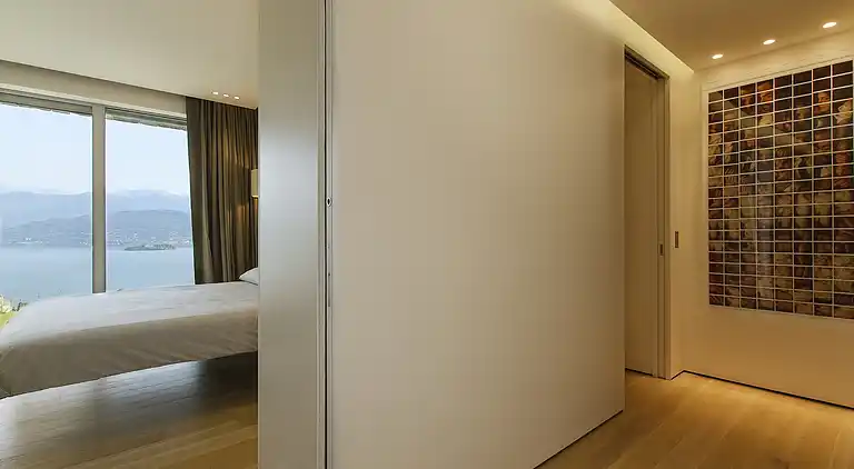 Moderne Oase mit Blick auf den Lago Maggiore