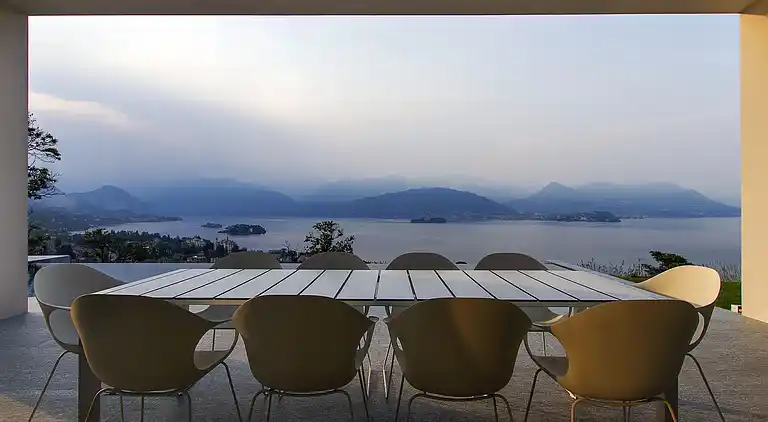 Moderne Oase mit Blick auf den Lago Maggiore