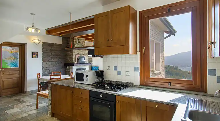 Hanglage mit Blick auf den Lago Maggiore