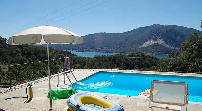 Hanglage mit Blick auf den Lago Maggiore