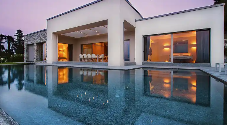 Moderne Oase mit Blick auf den Lago Maggiore