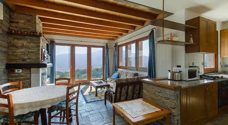 Hanglage mit Blick auf den Lago Maggiore