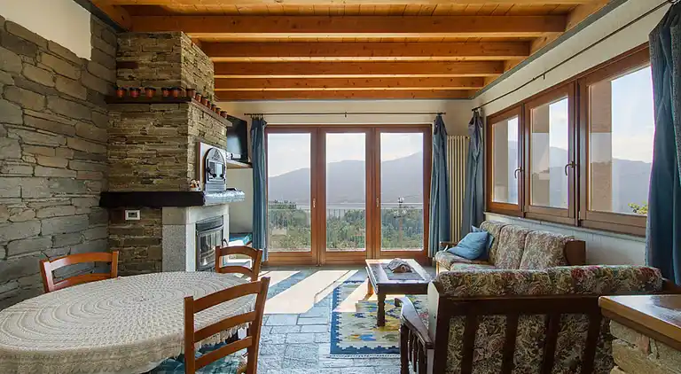 Hanglage mit Blick auf den Lago Maggiore