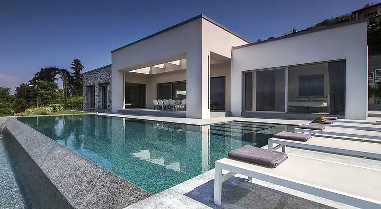 Moderne Oase mit Blick auf den Lago Maggiore