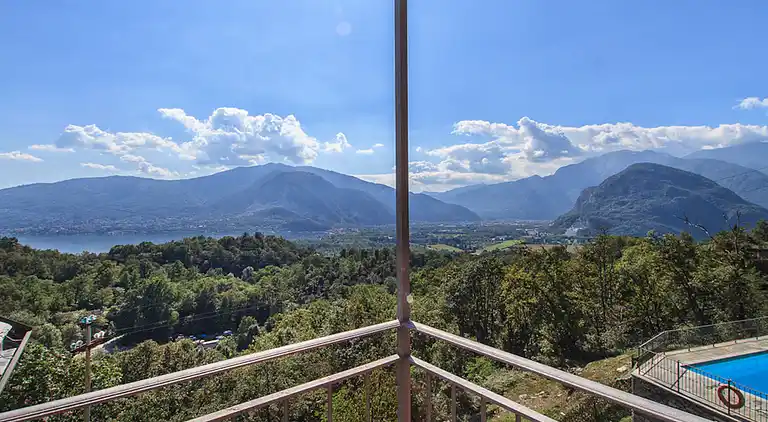 Hanglage mit Blick auf den Lago Maggiore