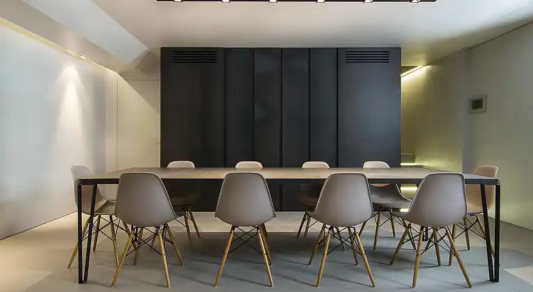 Moderne Oase mit Blick auf den Lago Maggiore