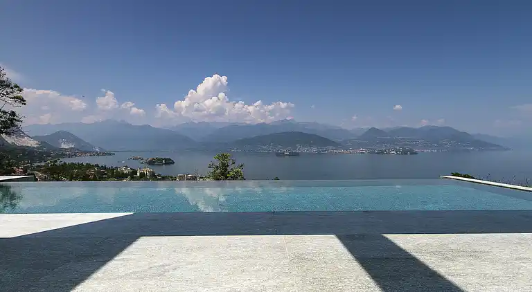 Moderne Oase mit Blick auf den Lago Maggiore