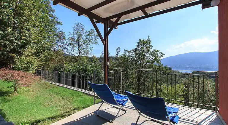 Hanglage mit Blick auf den Lago Maggiore