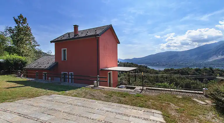 Hanglage mit Blick auf den Lago Maggiore