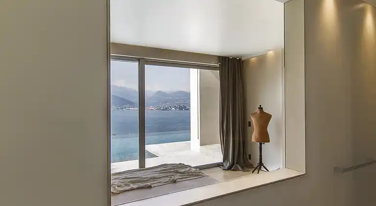 Moderne Oase mit Blick auf den Lago Maggiore