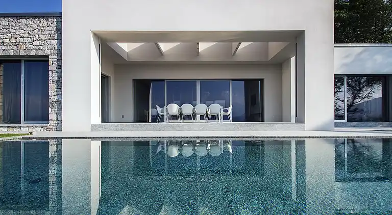 Moderne Oase mit Blick auf den Lago Maggiore