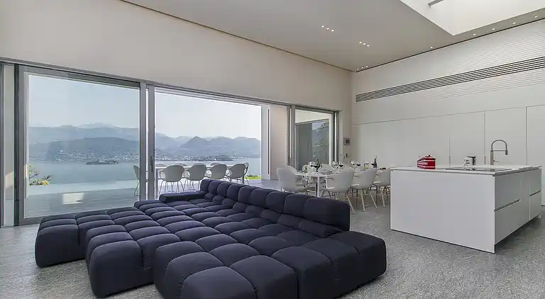 Moderne Oase mit Blick auf den Lago Maggiore