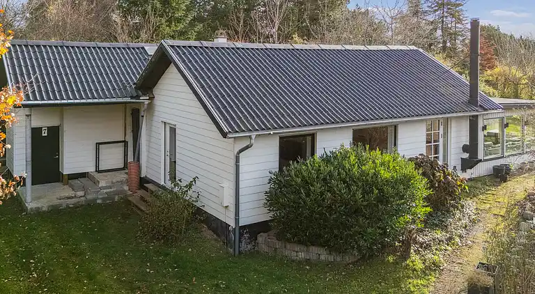 Nyrenoveret sommerhus tæt på strand og skov