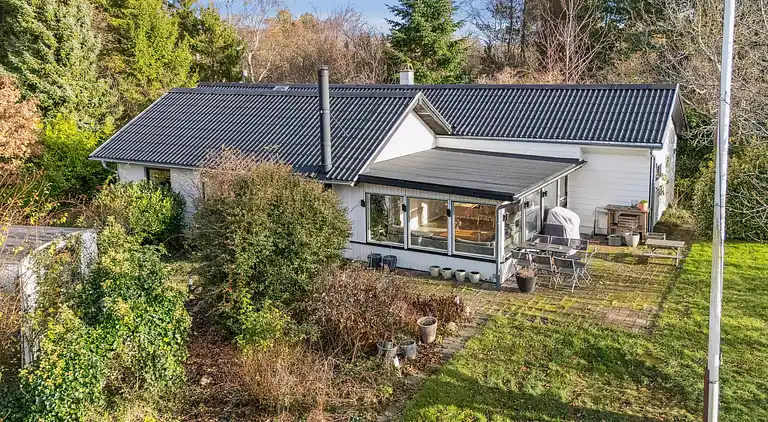 Nyrenoveret sommerhus tæt på strand og skov