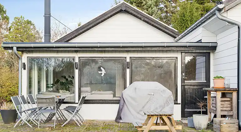 Nyrenoveret sommerhus tæt på strand og skov