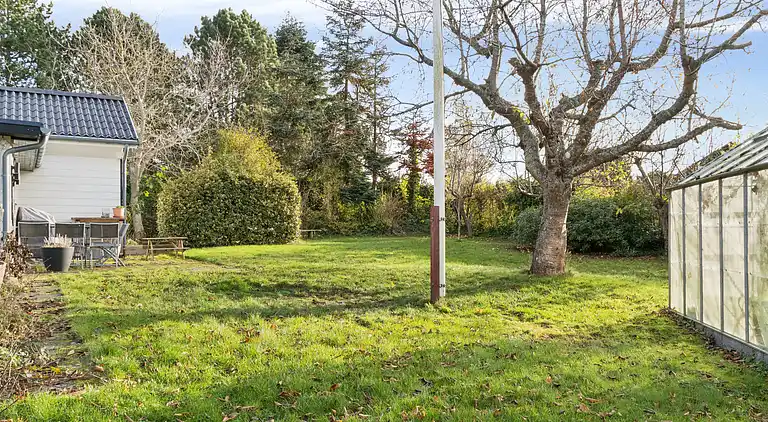 Nyrenoveret sommerhus tæt på strand og skov