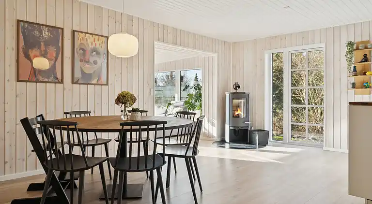 Nyrenoveret sommerhus tæt på strand og skov