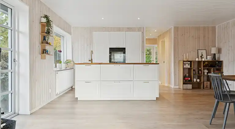 Nyrenoveret sommerhus tæt på strand og skov