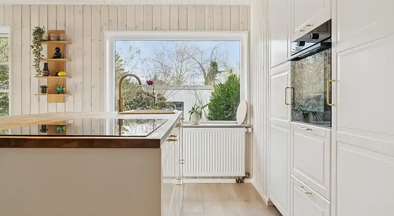 Nyrenoveret sommerhus tæt på strand og skov