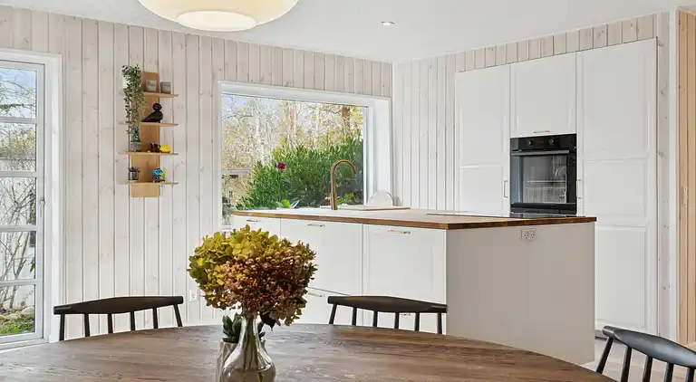 Nyrenoveret sommerhus tæt på strand og skov